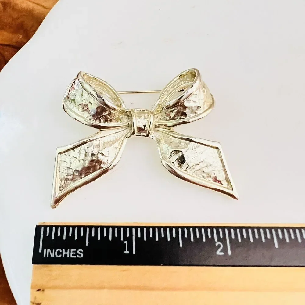 Vintage Brooch Textured Satin Bow Ribbon Large Soft Gold Tone Matte 4205